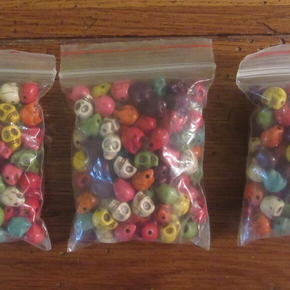 Lot 200+multi Color Colorful 8x10mm Carved Stone Skull Beads Howlite Jewelry - Picture 4 of 9